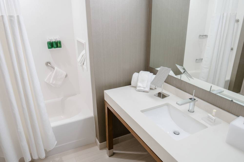 Queen/Queen Guest Room - Bathroom