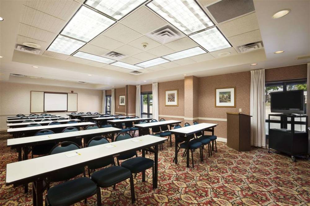 Days Inn Suites Cedar Rapids 3