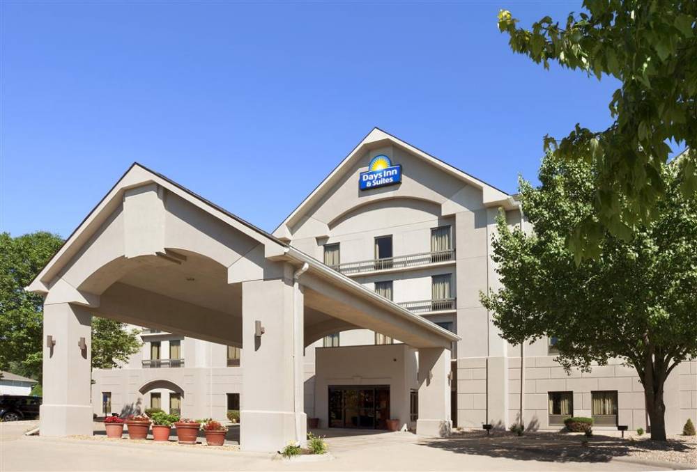Days Inn Suites Cedar Rapids