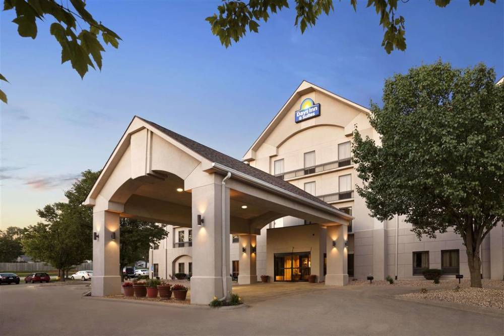 Days Inn Suites Cedar Rapids 1