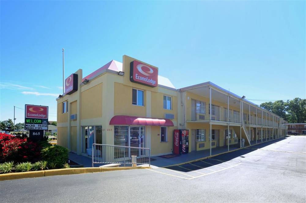 Econo Lodge At Military Circle