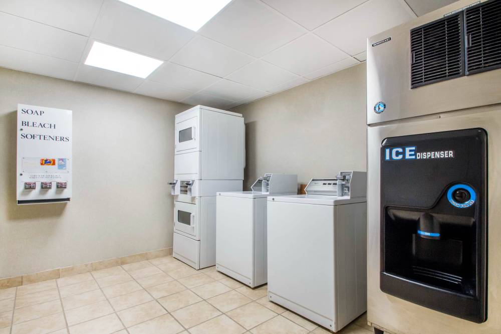 Holiday Inn Exp Stes Airport Wolf Road