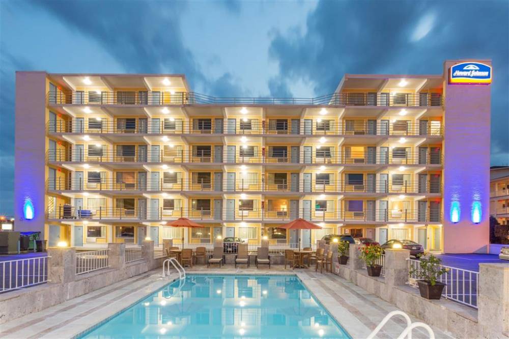 Howard Johnson By Wyndham Virginia Beach At The Beach 2