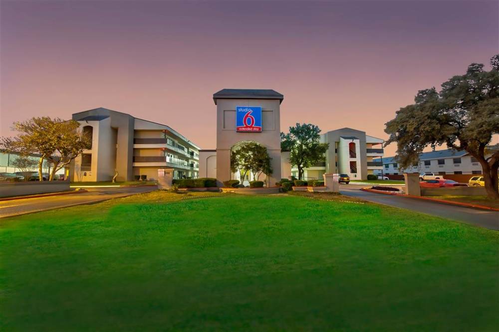 Studio 6 San Antonio - Airport