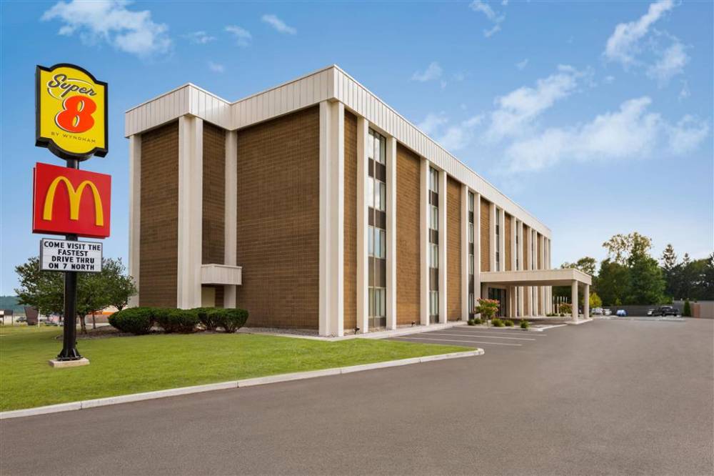 Super 8 By Wyndham Liverpool/syracuse North Airport