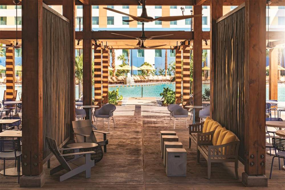 Universal Endless Summer Resort Dockside 4