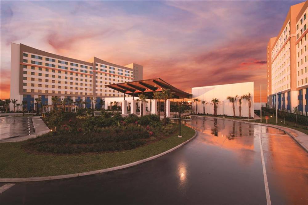 Universal Endless Summer Resort Dockside 2
